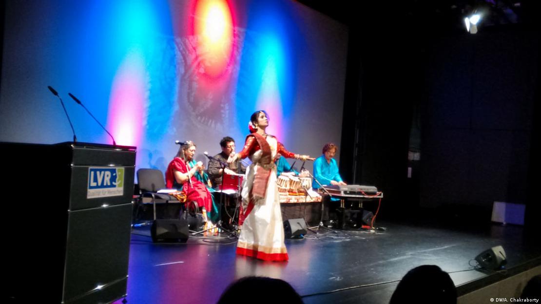 نوجوان ہندو نسل کا ماننا ہے کہ "بھجن کلبنگ" روحانیت سے ان کے رشتے کو ایک نیا رنگ دے گی۔ نوجوان ہندو نسل کا ماننا ہے کہ "بھجن کلبنگ" روحانیت سے ان کے رشتے کو ایک نیا رنگ دے گی۔