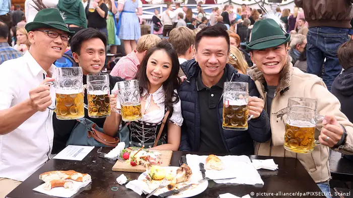 Deutschland Oktoberfest in München Besucher aus China