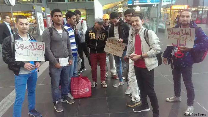 Deutschland, arabische Jugend Berlin empfängt Flüchtlinge