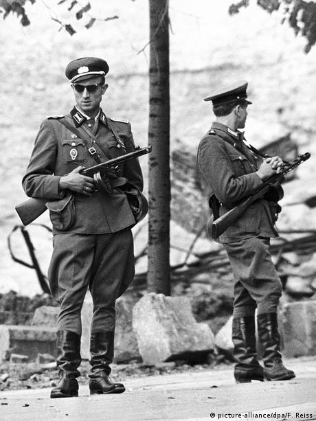 Deutschland NVA Soldaten an der Berliner Mauer