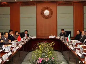 2006年1月，时任中国外长李肇星与当时伊朗的核谈判首席代表拉里贾尼在北京会谈