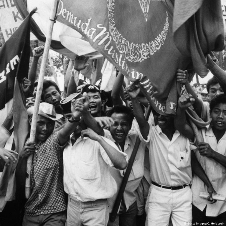 Tranny bir dildo dan cums Kunnilingusdan bahramand bolgan ayollar onlayn video