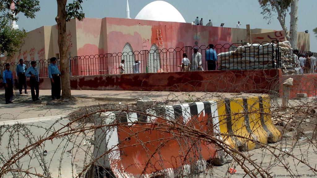 Pakistan S Most Radical Mosque Back In Spotlight Asia An In Depth Look At News From Across The Continent Dw 20 11 2015