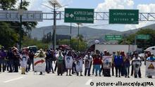 Sept. 20, 2015 - Mexico - G20091509.JPG.CHILPANCINGO, Gro. Protest/Manifestacin-Guerrero.- Padres de los 43 estudiantes normalistas de Ayotzinapa y del Frente Unido de Normales Pblicas del Estado de Guerrero (Funpeg) bloquean la salida sur de esta capital, el domingo 20 de septiembre de 2015, como parte de las acciones previas al primer aniversario de los hechos violentos de Iguala del 26 de septiembre de 2014. Foto: Agencia EL UNIVERSAL/JMA