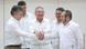 Kubas Präsident Raul Castro (M.) zwischen Kolumbiens Staatschef Santos (l.) und FARC-Anführer Londono (Foto: Reuters) Kubas Präsident Raul Castro (M.) zwischen Kolumbiens Staatschef Santos (l.) und FARC-Anführer Londono (Foto: Reuters)