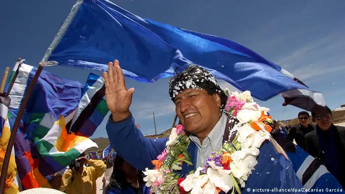 Evo Morales Flagge blau Bolivien (picture-alliance/dpa/Zacaróas Garcóa)