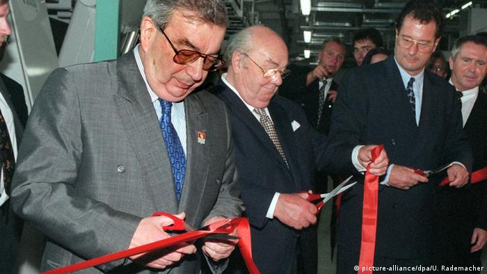 Ханс Имхофф, Евгений Примаков и Клаус Кинкель перерезают ленточку при открытии шоколодной фабрики в Покрове