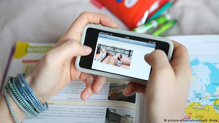 The Dangers Of Teenage Sexting Germany News And In Depth Reporting From Berlin And Beyond Dw 09 11 15
