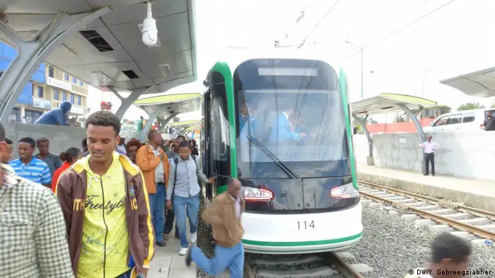 Äthiopien erste Straßenbahn in Addis Abeba