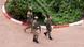 Soldaten der Präsidentengarde kommen in einem Hotel in Ougadougou an (Foto: Reuters) Soldaten der Präsidentengarde kommen in einem Hotel in Ougadougou an (Foto: Reuters)