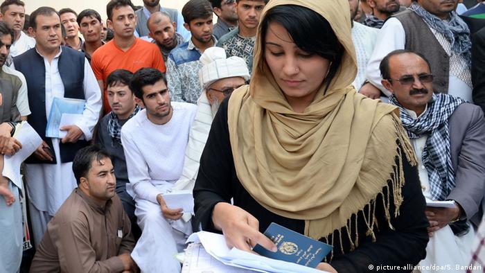Eine afghanissche Frau hält an der Passstelle in Kabul ihren neuen Reisepass inden Händen. (Foto: picture-alliance/dpa/S. Bandari)