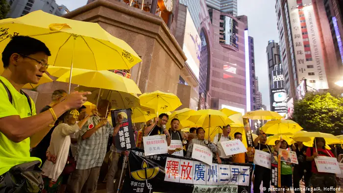 Hong Kong Regenschirm Revolution (picture-alliance/epa/A. Hofford)