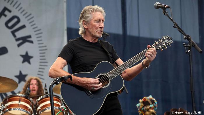 Roger Waters mit Akustik-Gitarre auf der Bühne (Getty Images/T. Hill)
