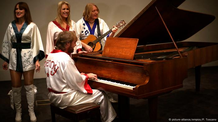 Abba members in kimonos singing beside a grand piano (picture-alliance/empics/P. Toscano)