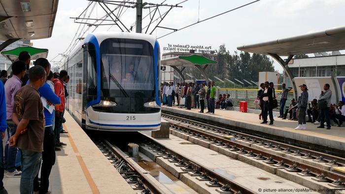 Addis Abeba Äthiopien Bahn Straßenbahn Haltestelle (picture-alliance/dpaMarthe van der Wolf)