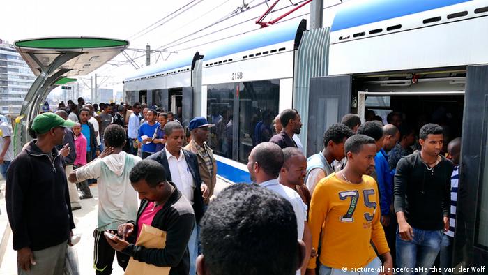 Addis Abeba Äthiopien Bahn Straßenbahn Haltestelle (picture-alliance/dpaMarthe van der Wolf)