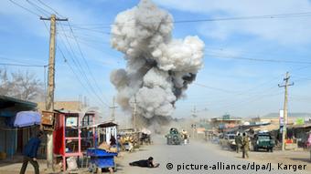 Smoke billows from the scene of a suicide bomb blast that targeted a police headquarters in Kunduz, Afghanistan, 10 February 2015 (Photo: EPA/JAWED KARGER +++(c) dpa - Bildfunk+++)