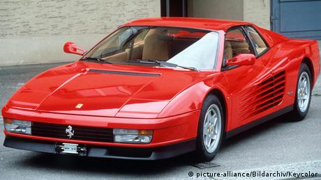 Мнозина обичат да се шегуват, че ако едно Ферари не е червено, значи не е истинско Ферари. Но името Testarossa няма нищо общо с цвета на каросерията: клапаните на 12-те цилиндъра са винаги лакирани в червено, независимо от цвета на автомобила. Спортната кола е произвеждана от 1984 до 1996 година, като от нея има само 7 200 бройки.