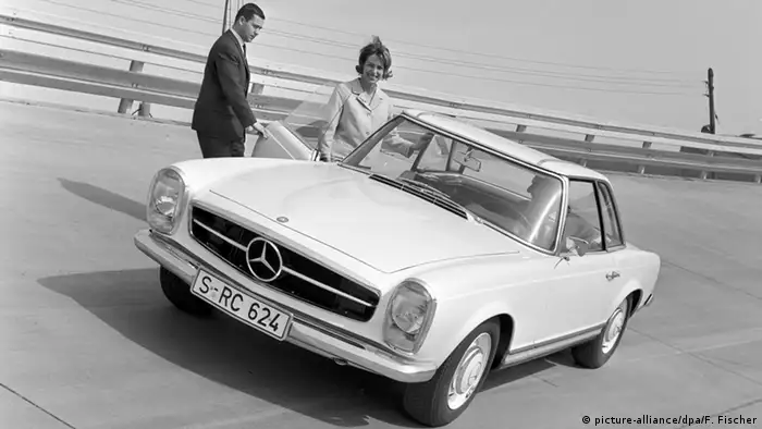 През 1963 година моделът 230 SL сменя легендарните 300 SL и 190 SL на Мерцедес. Дизайнерите му загърбват закръглените форми на неговите предшественици и създават един семпъл спортен автомобил, който доставя истинско удоволствие. Заради леко огънатия навътре покрив той получава прякора Пагода. Днес автомобилът струва до 60 хиляди евро.