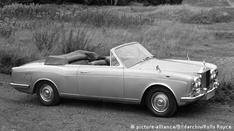 Ролс Ройс Silver Shadow от 1967 година: два тона елегантност и най-фина техника. Този автомобил ускорява до 100 км/ч за 11 секунди, а разходът му на бензин е около 22 литра на 100 километра. От модела на снимката са произведени само 500 броя. Днес цената му е около 50 хиляди евро, а нов Ролс Ройс, който харчи само 14 литра, струва 300 хиляди евро.