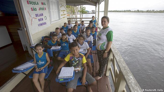 Klassenzimmer auf Boot (Foto: REUTERS/Bruno Kelly)