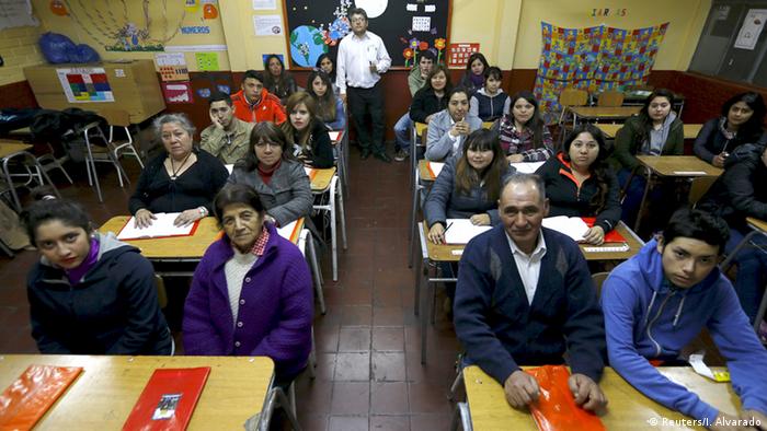 Ältere Leute in Klassenzimmer (Foto: REUTERS/Ivan Alvarado)