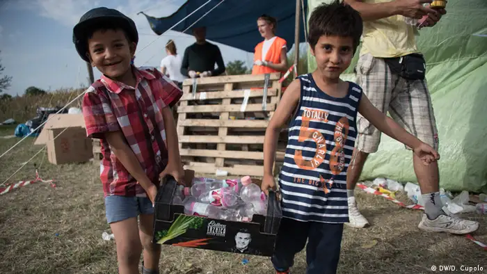 Freiwillige Flüchtlingshelfer auf dem Balkan (Foto: Diego Cupolo)