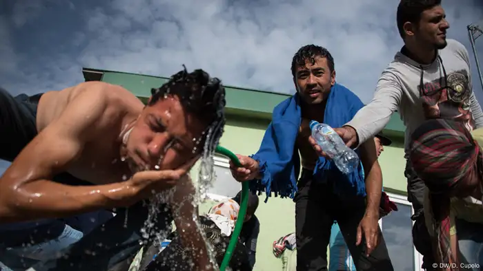 Freiwillige Flüchtlingshelfer auf dem Balkan (Foto: Diego Cupolo)