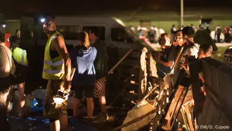 Freiwillige Flüchtlingshelfer auf dem Balkan (Foto: Diego Cupolo)