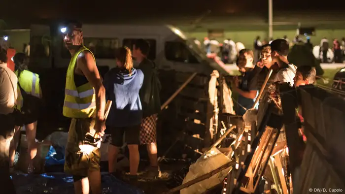 Freiwillige Flüchtlingshelfer auf dem Balkan (Foto: Diego Cupolo)