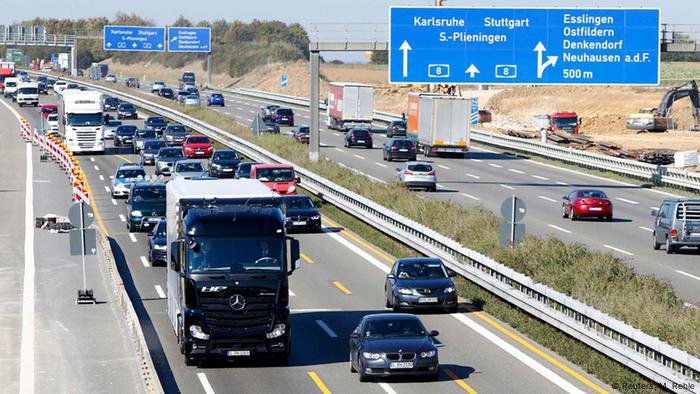 Компанія Daimler почала тестувати самокеровані вантажівки Mercedes у жовтні 2015 року