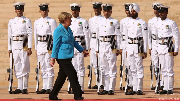 Angela Merkel schreitet die Ehrengarde ab (Foto: rtr)