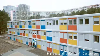 Berlin Flüchtlingsunterkunft Container Flüchtlinge Deutschland Wohncontainerdorf