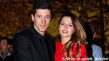 Deutschland Robert Lewandowski mit seiner Ehefrau Anna Stachurska in Berlin