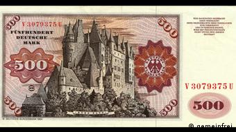 «Берите, пока есть». Где в Москве можно купить доллары и евро