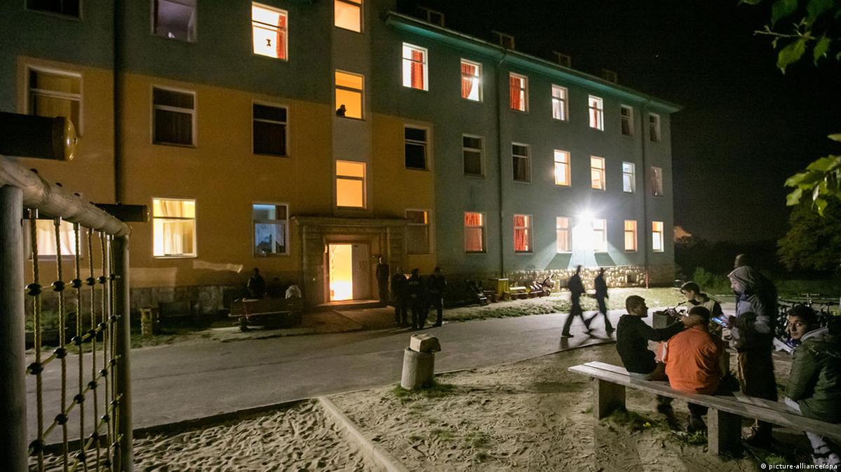 Suicide behind fire at German asylum center DW 10/06/2015