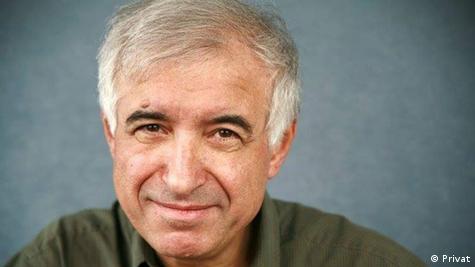 عکس حسین آرین کارشناس امور نظامی را نشان می‌دهد