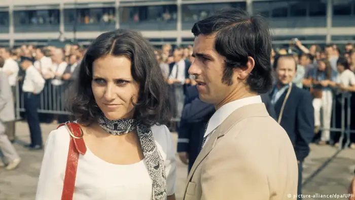 Bildergalerie Gerd Müller Fußball 1970 Flughafen Frankfurt mit Frau 