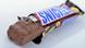 У батончику Snickers знайшовся шматок червоного пластику У батончику Snickers знайшовся шматок червоного пластику