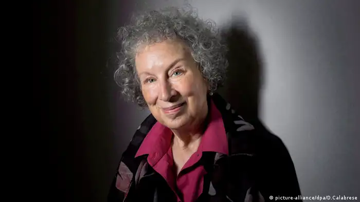 Este año fue la única mujer situada entre los diez primeros candidatos en listas de apuestas como Ladbrokes. Margaret Atwood nació en Ottawa, Canadá en 1939. Es una prolífica poeta, novelista y activista en derechos humanos. La adaptación a la TV de su novela distópica El cuento de la criada (1985) puso el foco sobre su obra y le dio gran popularidad. 