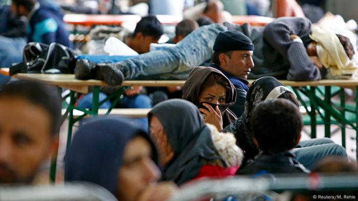 Asylum Seekers File Lawsuit Against Berlin S Largest Registration Center News Dw 12 10 2015