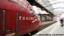 ARCHIV 2007 **** - Der Hochgeschwindigkeitszug Thalys fährt am 07.01.2007 in den Kölner Hauptbahnhof ein. Weil Beschäftigte der belgischen Bahngesellschaft SNCB im Streik sind, fallen am Freitag (09.10.2015) alle Thalys-Verbindungen von Nordrhein-Westfalen nach Brüssel und Paris aus. Foto: Jörg Carstensen/dpa (zu dpa/lnw Streik in Belgien legt Thalys-Züge in NRW lahm) +++(c) dpa - Bildfunk+++
