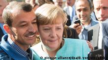 10.09.2015**** - Bundeskanzlerin Angela Merkel (CDU) lässt sich am 10.09.2015 nach dem Besuch einer Erstaufnahmeeinrichtung für Asylbewerber der Arbeiterwohlfahrt (AWO) und der Außenstelle des Bundesamtes für Migration und Flüchtlinge in Berlin-Spandau für ein Selfie zusammen mit einem Flüchtling fotografieren. Foto: Bernd von Jutrczenka/dpa (zu dpa Merkel erörtert mit CDU-Basis neue Programmatik - Auftakt in NRW) +++(c) dpa - Bildfunk+++