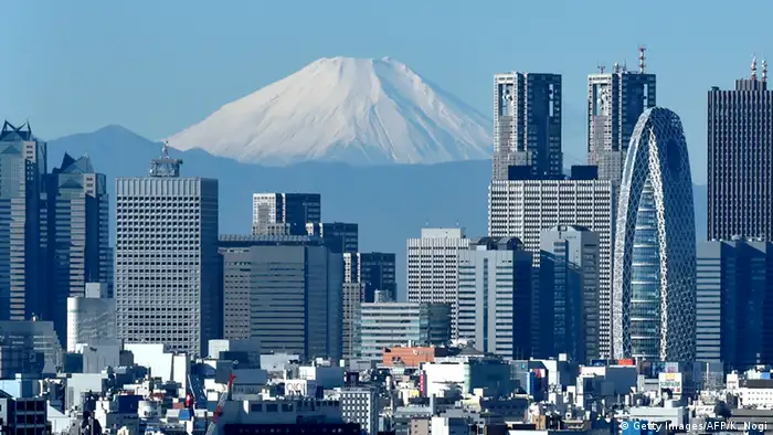 Japan's highest mountain, Mount Fuji (C) is seen behind the skyline of the Shinjuku area of Tokyo (Getty Images/AFP/K. Nogi)