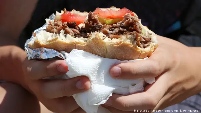 Hands hold a d?ner kebab sandwich (picture-alliance/chromorange/E. Weingartner)