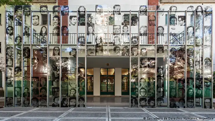 Merkel recorrerá también el Parque de la Memoria, donde homenajeará a las víctimas de la última dictadura argentina (1976-1983), y ofrecerá un discurso ante científicos y estudiantes en el Polo Científico Tecnológico de la ciudad, antes de dirigirse al Centro Cultural Kirchner, donde será la invitada de honor en una cena de gala con Macri como anfitrión.