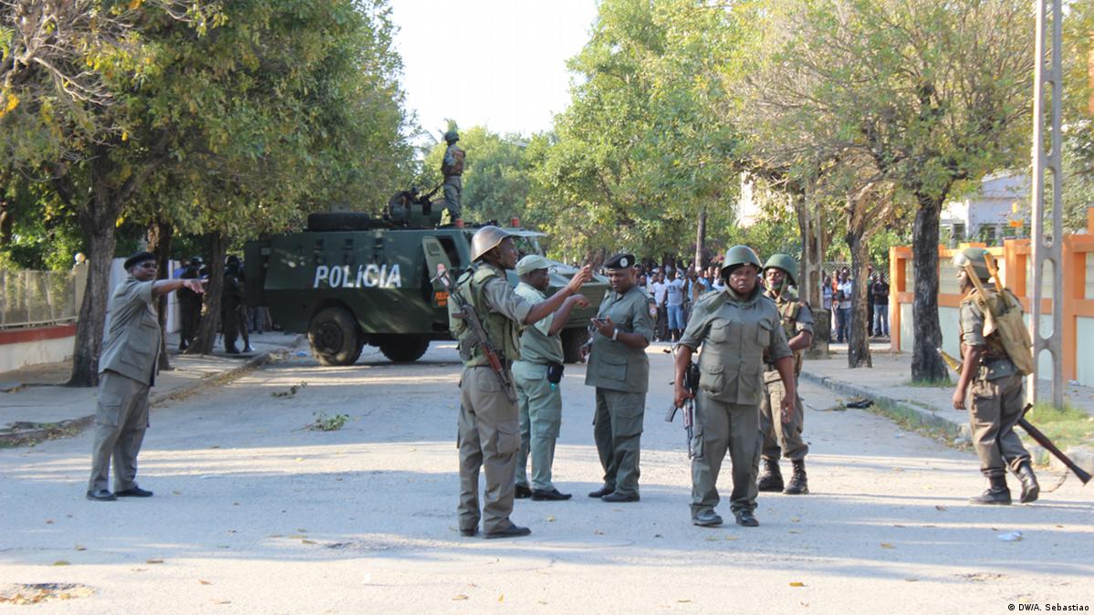 Polícia moçambicana passa rusga a instalações da Renamo e confisca 40 armas  3:15