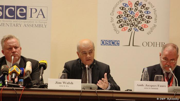 Наблюдатели от ОБСЕ на пресс-конференции в Минске, 12 октября