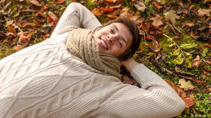 Eine Pause zwischendurch, Mann liegt im Herbstlaub, Tipps gegen Kopfschmerzen