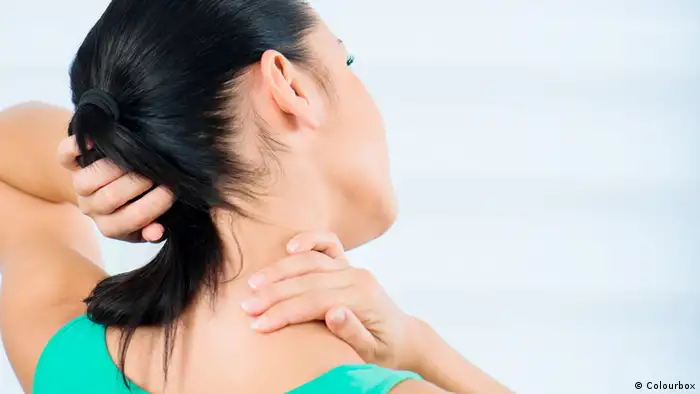 Frau massiert Nacken. Bildergalerie Tipps gegen Kopfschmerzen